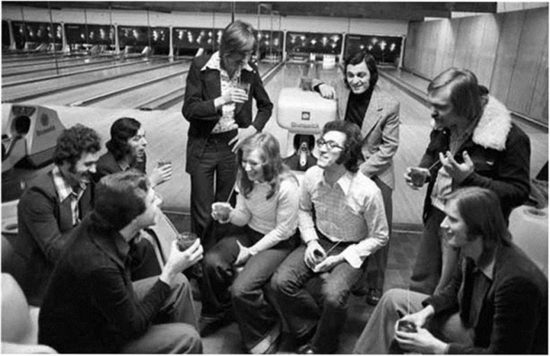 Иллюстрация к книге — Алла Пугачева. Жизнь и удивительные приключения великой певицы [i_003.jpg]