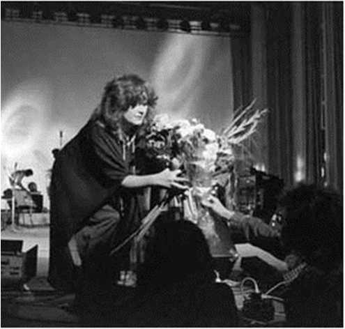 Иллюстрация к книге — Алла Пугачева. Жизнь и удивительные приключения великой певицы [i_019.jpg]