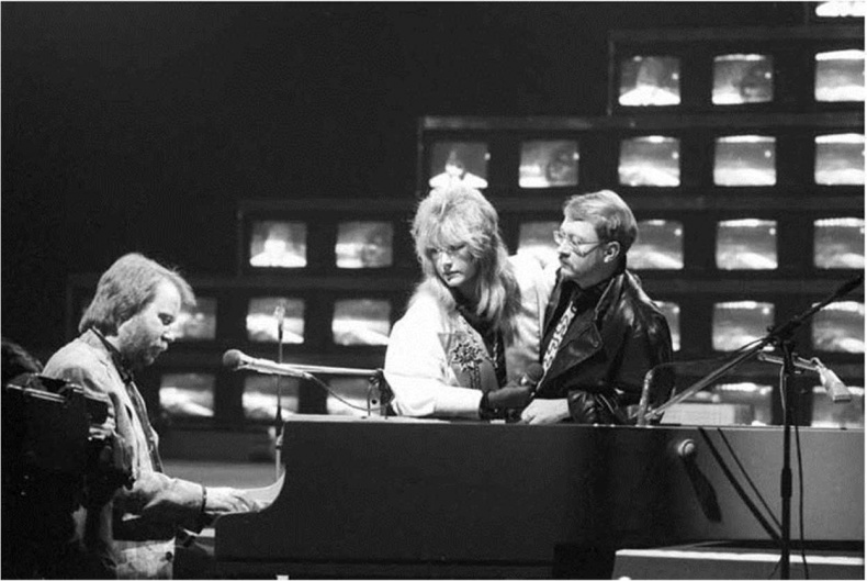 Иллюстрация к книге — Алла Пугачева. Жизнь и удивительные приключения великой певицы [i_023.jpg]