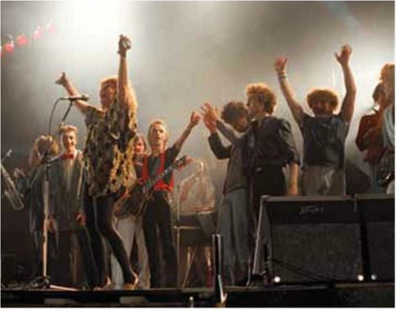 Иллюстрация к книге — Алла Пугачева. Жизнь и удивительные приключения великой певицы [i_026.jpg]