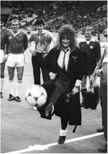 Иллюстрация к книге — Алла Пугачева. Жизнь и удивительные приключения великой певицы [i_027.jpg]