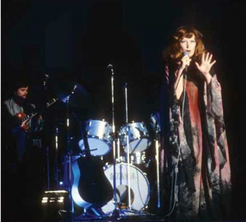 Иллюстрация к книге — Алла Пугачева. Жизнь и удивительные приключения великой певицы [i_033.jpg]