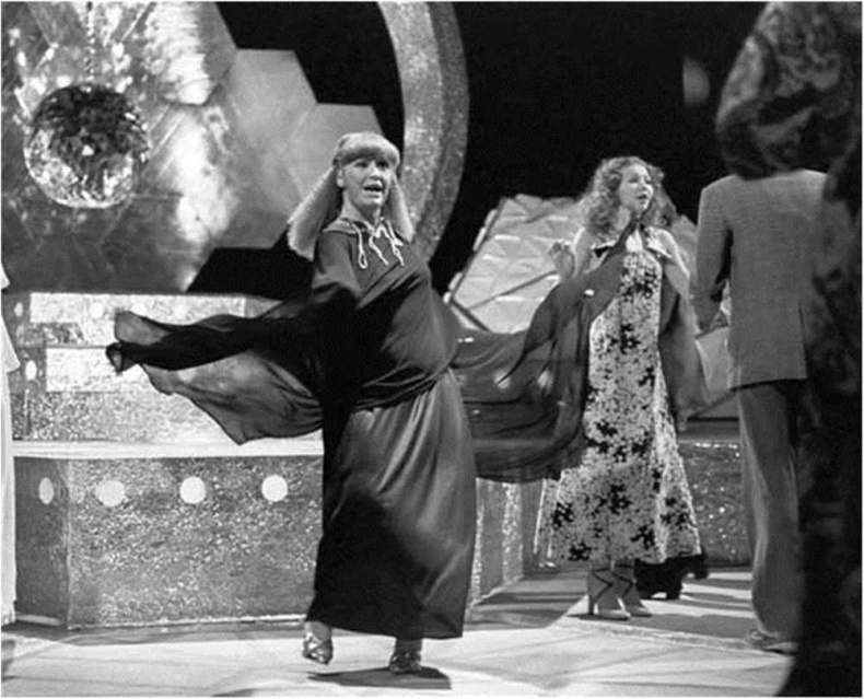 Иллюстрация к книге — Алла Пугачева. Жизнь и удивительные приключения великой певицы [i_034.jpg]