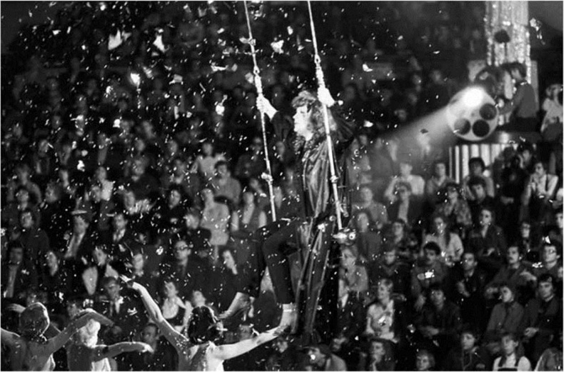 Иллюстрация к книге — Алла Пугачева. Жизнь и удивительные приключения великой певицы [i_037.jpg]