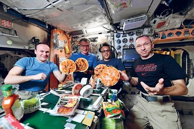 Иллюстрация к книге — Можно ли забить гвоздь в космосе и другие вопросы о космонавтике  [i_094.jpg]