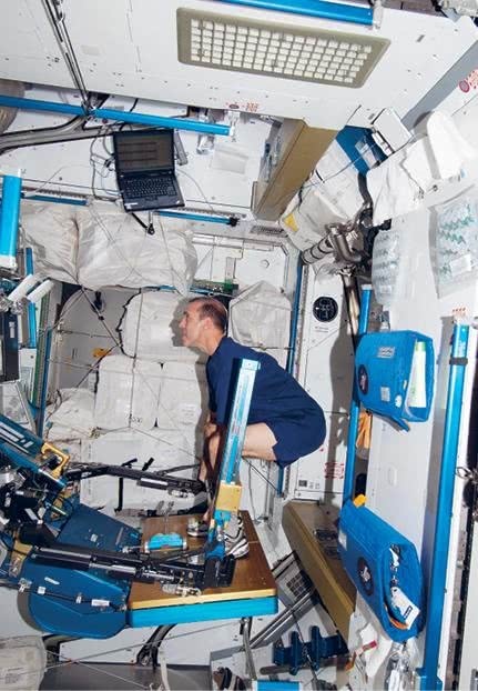 Иллюстрация к книге — Можно ли забить гвоздь в космосе и другие вопросы о космонавтике  [i_113.jpg]