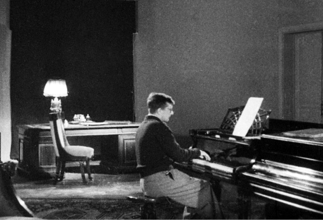 Иллюстрация к книге — Шостакович. Жизнь. Творчество. Время [i_061.jpg]