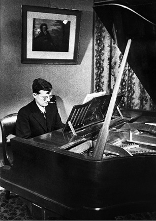 Иллюстрация к книге — Шостакович. Жизнь. Творчество. Время [i_063.jpg]