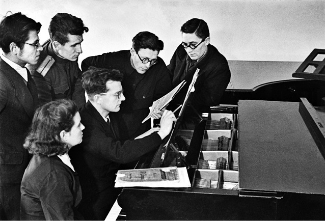 Иллюстрация к книге — Шостакович. Жизнь. Творчество. Время [i_070.jpg]