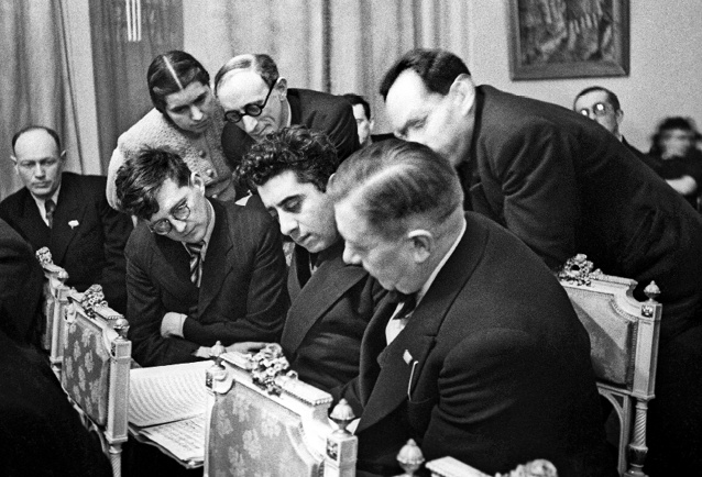 Иллюстрация к книге — Шостакович. Жизнь. Творчество. Время [i_074.jpg]