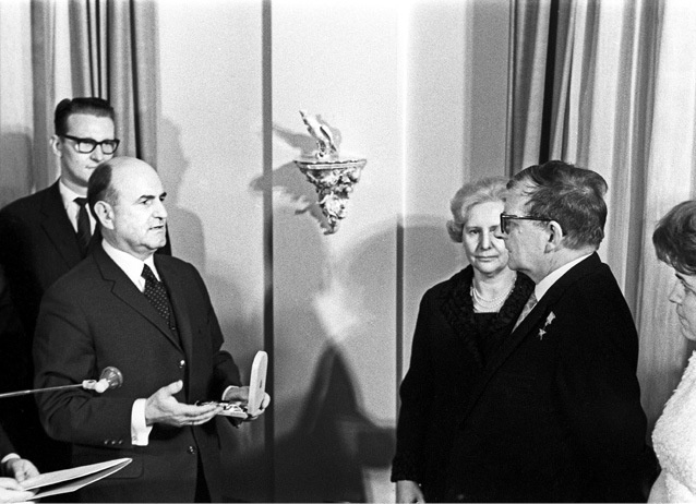 Иллюстрация к книге — Шостакович. Жизнь. Творчество. Время [i_112.jpg]