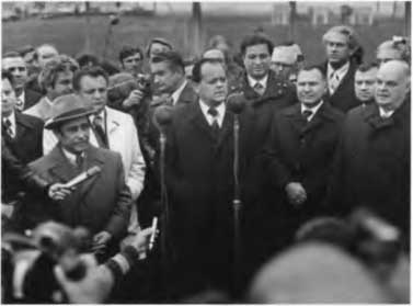 Иллюстрация к книге — Борис Щербина [i_047.jpg]