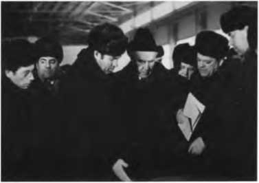 Иллюстрация к книге — Борис Щербина [i_048.jpg]