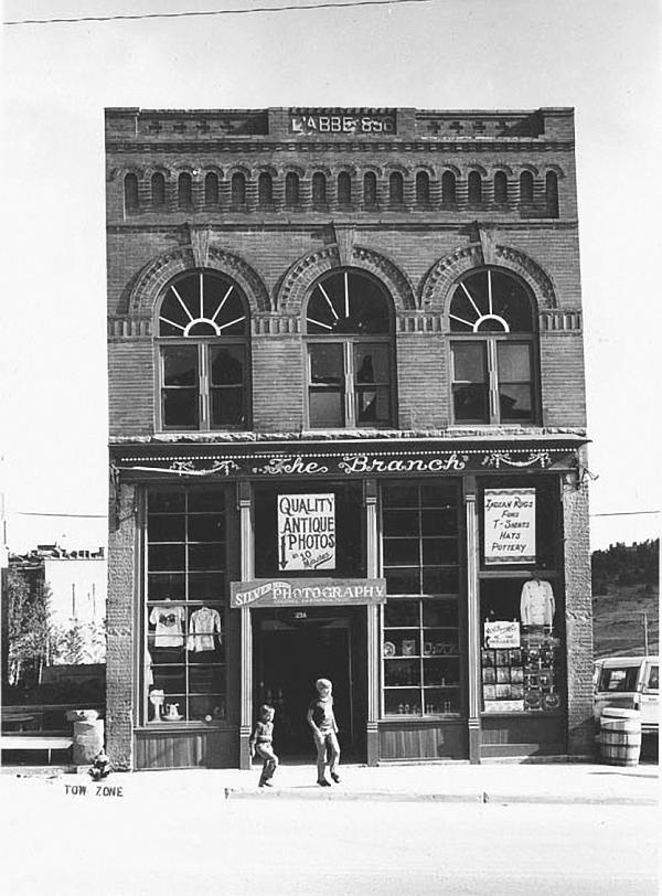 Иллюстрация к книге — Научные сказки периодической таблицы. Занимательная история химических элементов от мышьяка до цинка [i_003.jpg]