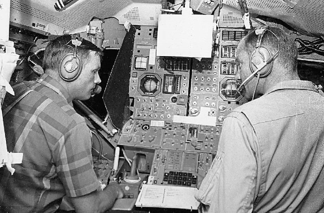 Иллюстрация к книге — Первый человек. Жизнь Нила Армстронга  [i_040.jpg]