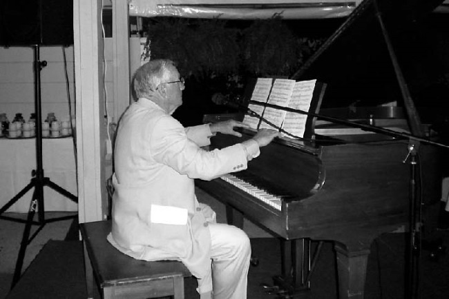 Иллюстрация к книге — Первый человек. Жизнь Нила Армстронга  [i_084.jpg]