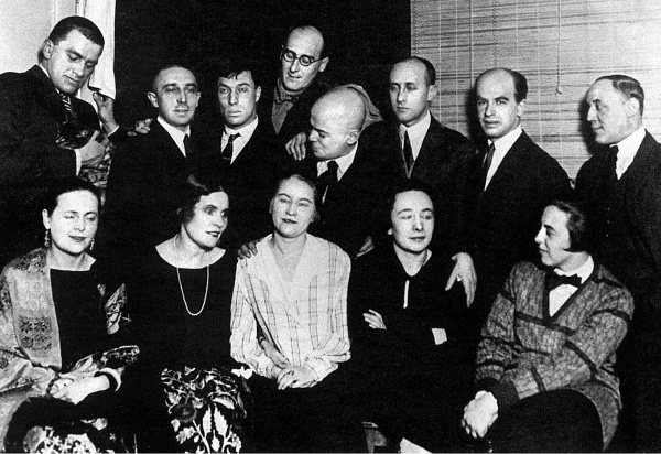 Иллюстрация к книге — Владимир Маяковский. Роковой выстрел. Документы, свидетельства, исследования [i_010.jpg]