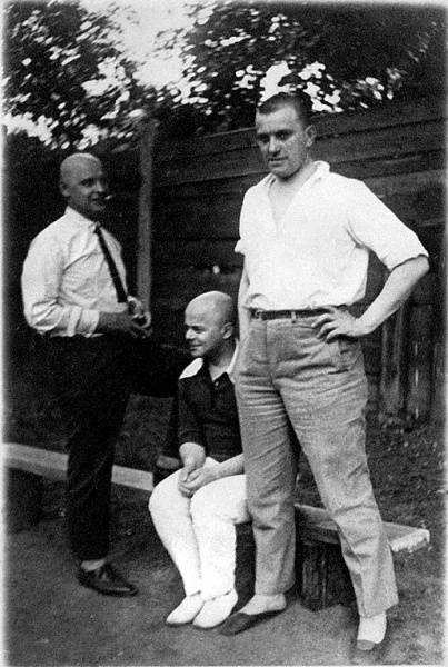 Иллюстрация к книге — Владимир Маяковский. Роковой выстрел. Документы, свидетельства, исследования [i_011.jpg]