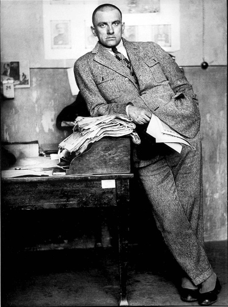 Иллюстрация к книге — Владимир Маяковский. Роковой выстрел. Документы, свидетельства, исследования [i_012.jpg]