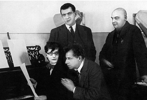 Иллюстрация к книге — Владимир Маяковский. Роковой выстрел. Документы, свидетельства, исследования [i_019.jpg]