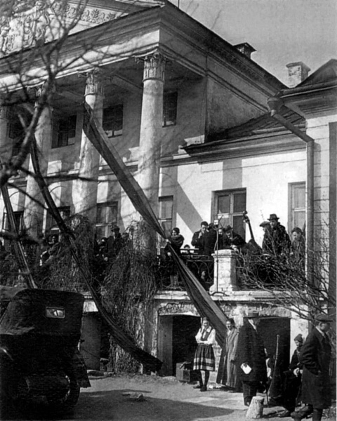 Иллюстрация к книге — Владимир Маяковский. Роковой выстрел. Документы, свидетельства, исследования [i_023.jpg]