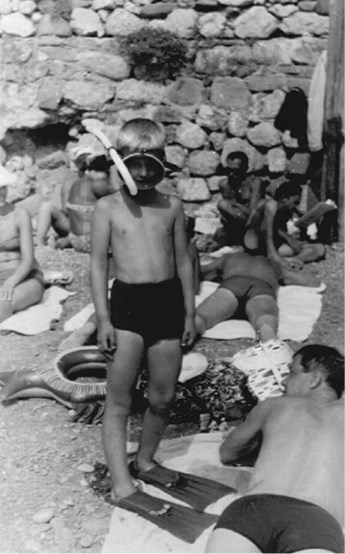 Иллюстрация к книге — Пассажиры колбасного поезда. Этюды к картине быта российского города. 1917-1991 [i_001.jpg]