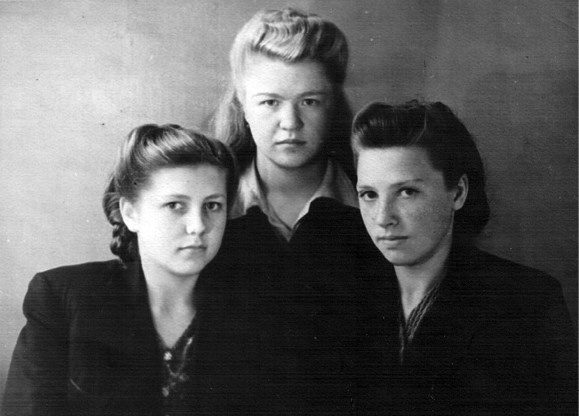 Иллюстрация к книге — Пассажиры колбасного поезда. Этюды к картине быта российского города. 1917-1991 [i_004.jpg]