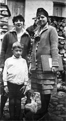 Иллюстрация к книге — Пассажиры колбасного поезда. Этюды к картине быта российского города. 1917-1991 [i_020.jpg]