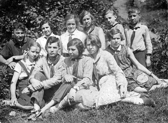 Иллюстрация к книге — Пассажиры колбасного поезда. Этюды к картине быта российского города. 1917-1991 [i_026.jpg]