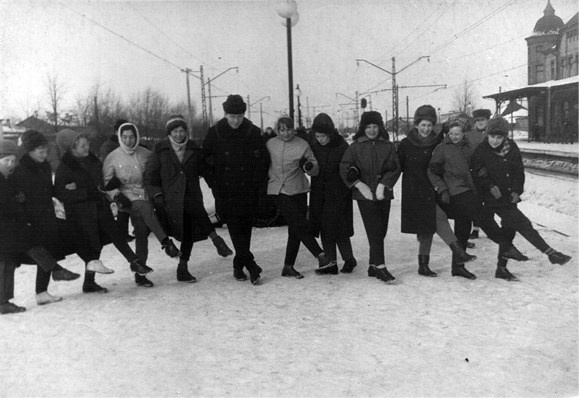 Иллюстрация к книге — Пассажиры колбасного поезда. Этюды к картине быта российского города. 1917-1991 [i_031.jpg]