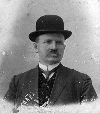 Иллюстрация к книге — Пассажиры колбасного поезда. Этюды к картине быта российского города. 1917-1991 [i_033.jpg]