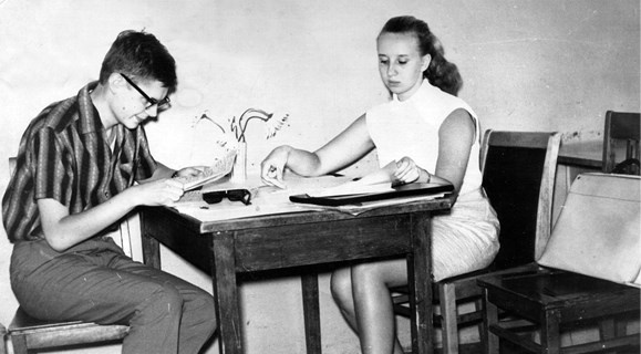 Иллюстрация к книге — Пассажиры колбасного поезда. Этюды к картине быта российского города. 1917-1991 [i_044.jpg]