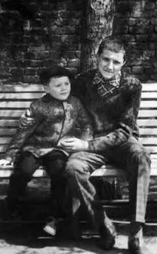 Иллюстрация к книге — Юрий Поляков. Последний советский писатель [i_018.jpg]