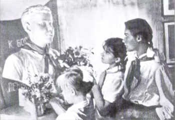 Иллюстрация к книге — Доносчик 001, или Вознесение Павлика Морозова [_051.jpg]