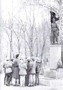 Иллюстрация к книге — Доносчик 001, или Вознесение Павлика Морозова [_070.jpg]