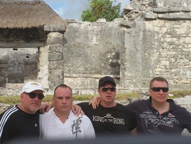 Иллюстрация к книге — Исповедь русского гангстера. Хроники времен организованного бандитизма. Книга вторая [i_054.jpg]