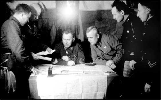 Иллюстрация к книге — Яхромский мост: Крах «Тайфуна» [i_015.jpg]