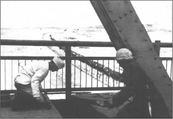 Иллюстрация к книге — Яхромский мост: Крах «Тайфуна» [i_050.jpg]