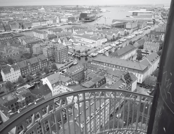 Иллюстрация к книге — Дом на хвосте паровоза. Путеводитель по Европе в сказках Андерсена [i_011.jpg]