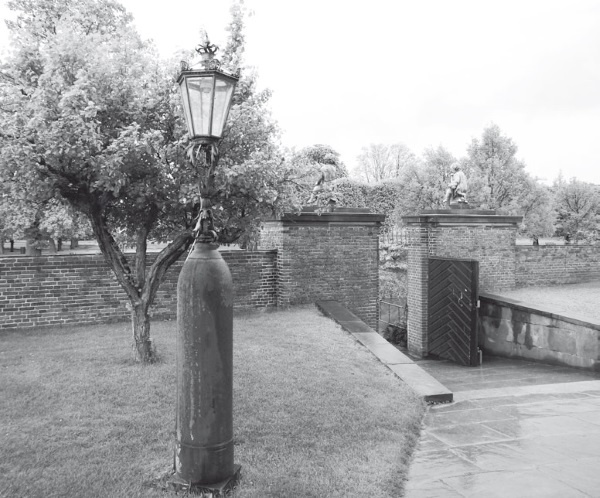 Иллюстрация к книге — Дом на хвосте паровоза. Путеводитель по Европе в сказках Андерсена [i_013.jpg]