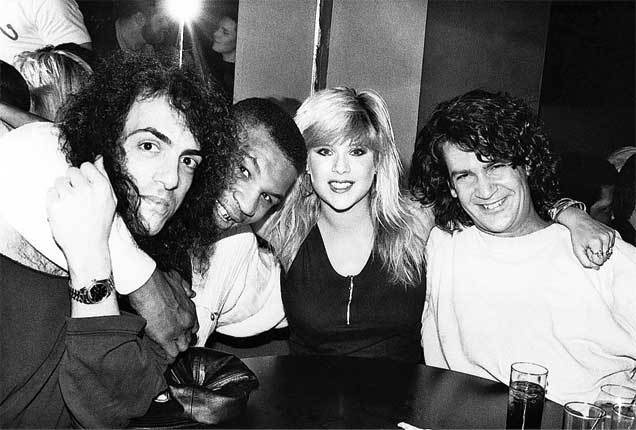 Иллюстрация к книге — KISS. Лицом к музыке: срывая маску [i_027.jpg]