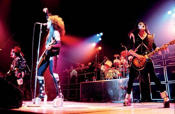 Иллюстрация к книге — KISS. Лицом к музыке: срывая маску [i_038.jpg]