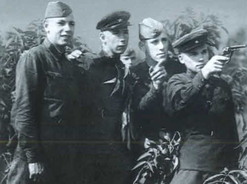 Иллюстрация к книге — Калашников [i_011.jpg]