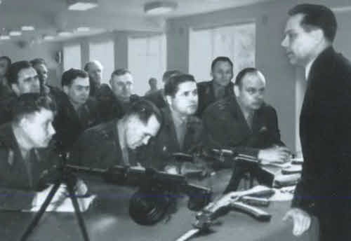 Иллюстрация к книге — Калашников [i_024.jpg]