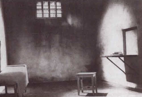 Иллюстрация к книге — Маяковский. Трагедия-буфф в шести действиях [i_016.jpg]