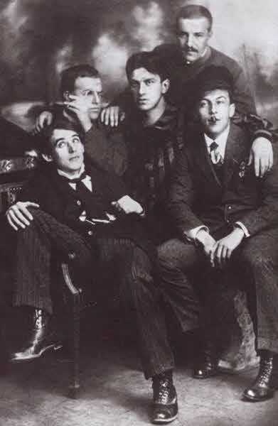 Иллюстрация к книге — Маяковский. Трагедия-буфф в шести действиях [i_019.jpg]