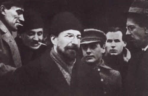 Иллюстрация к книге — Маяковский. Трагедия-буфф в шести действиях [i_029.jpg]