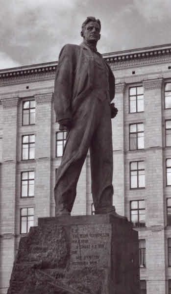 Иллюстрация к книге — Маяковский. Трагедия-буфф в шести действиях [i_063.jpg]