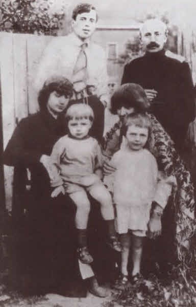 Иллюстрация к книге — Марина Цветаева. Твоя неласковая ласточка [i_027.jpg]