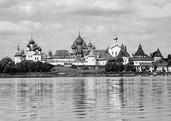 Иллюстрация к книге — Путешествие из Москвы в Ярославль. Москва – Сергиев Посад – Переславль-Залесский – Ростов Великий – Ярославль [_088.jpg]